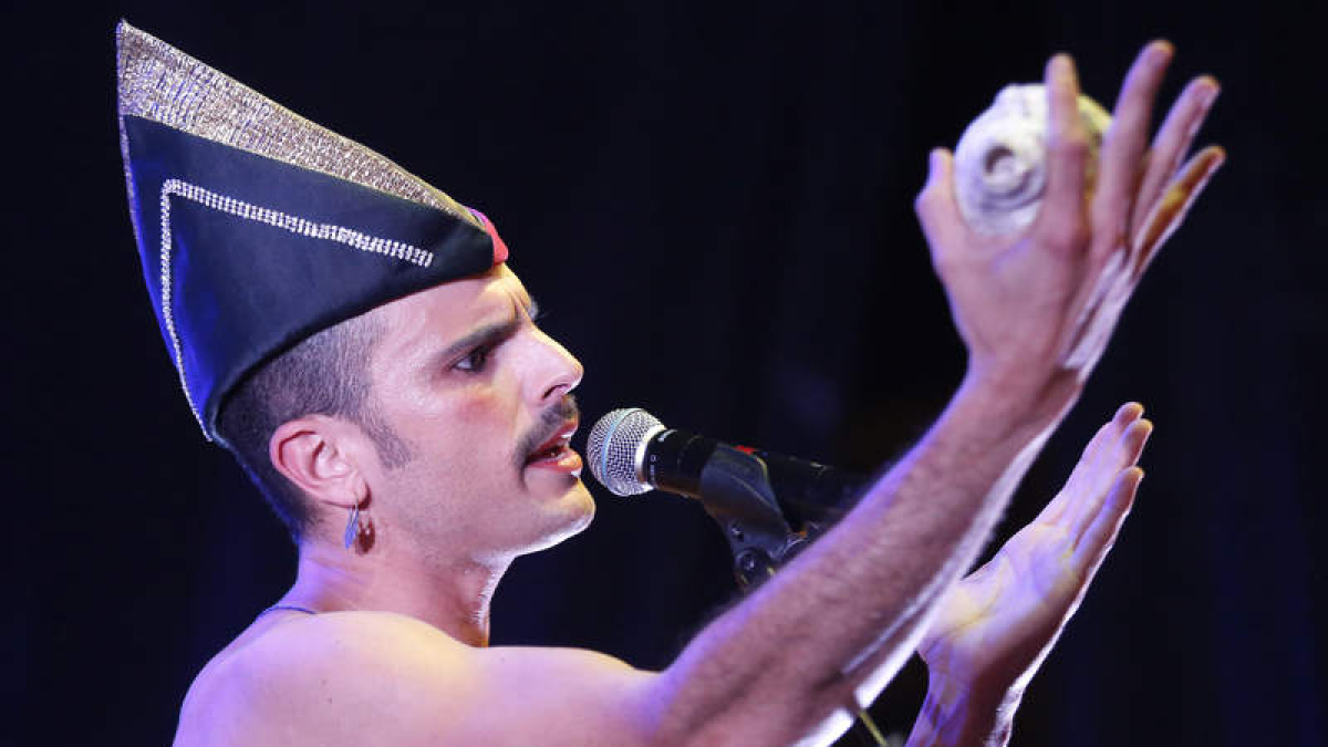 Imagen de archivo de un concierto del artista asturiano Rodrigo Cuevas en León.  FERNANDO OTERO