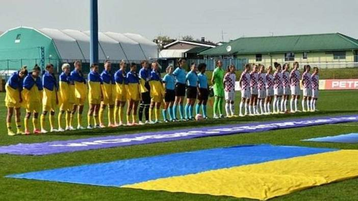 Formaciones de Ucrania y Croacia en el momento de la interpretación de los himnos nacionales, y equipo arbitral español, a su llegada al estadio donde se jugó el choque. DL
