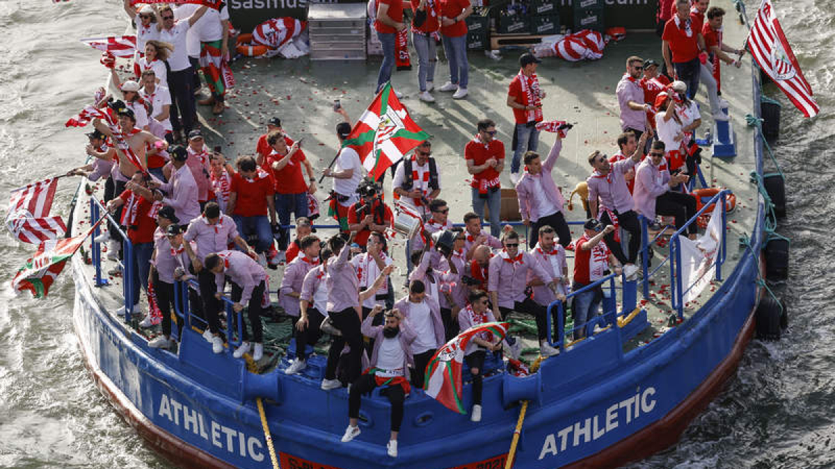 Jugadores y cuerpo técnico del Athletic en la gabarra por la ría de Bilbao en plena celebración. MIGUEL TOÑA