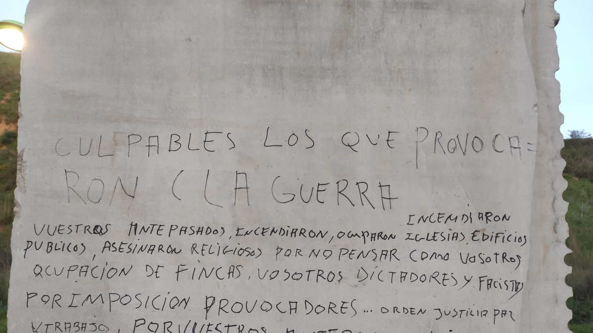Imagen de la vandalización del monumento que homenajea a los fusilados. 