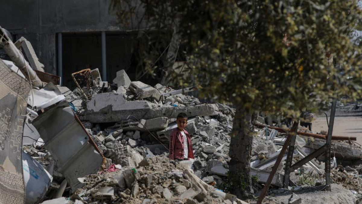 Imagen de un niño entre las ruinas tras el ataque.  MOHAMED SABER