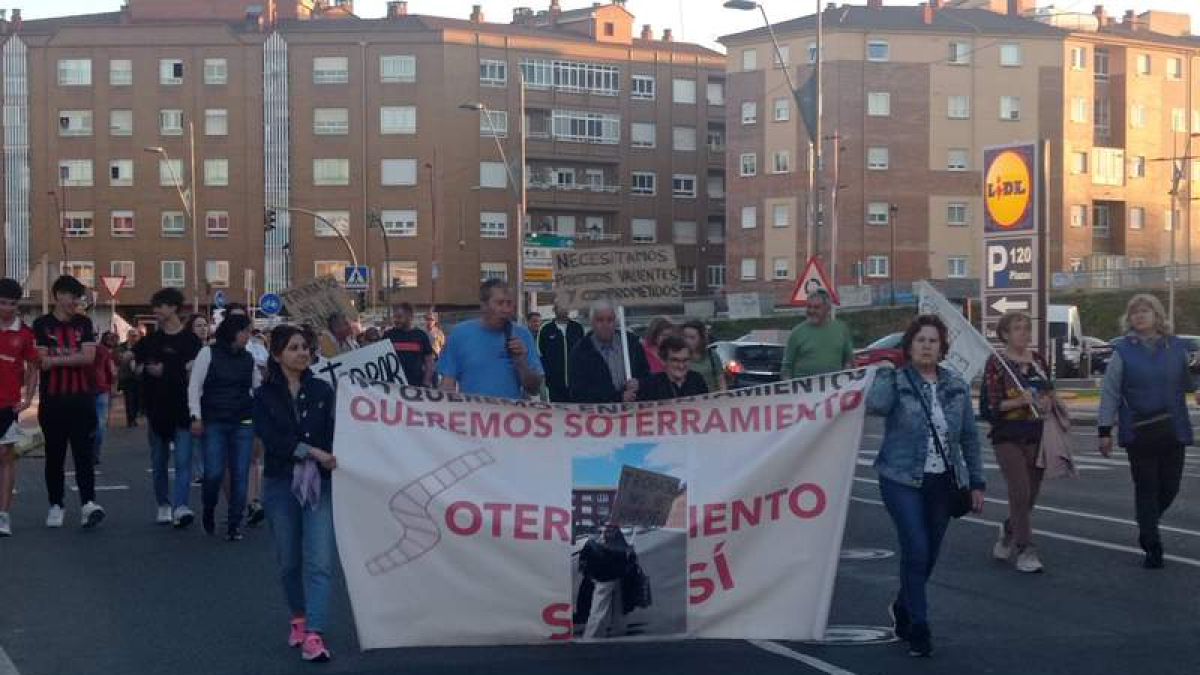 Marcha de los viernes contra Adif, ayer tarde en Trobajo. DL