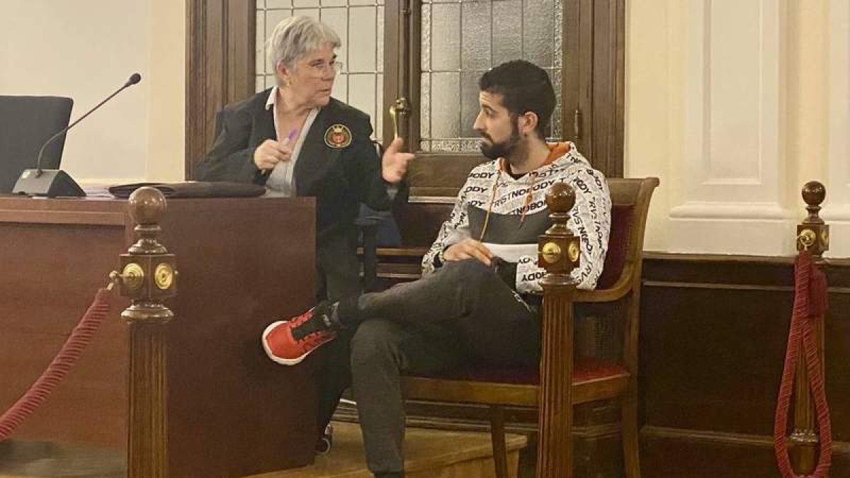 El acusado escucha a su abogada antes del veredicto.  M.Á.Z.