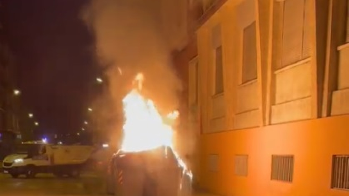Contenedor incendiado en Ponferrada.