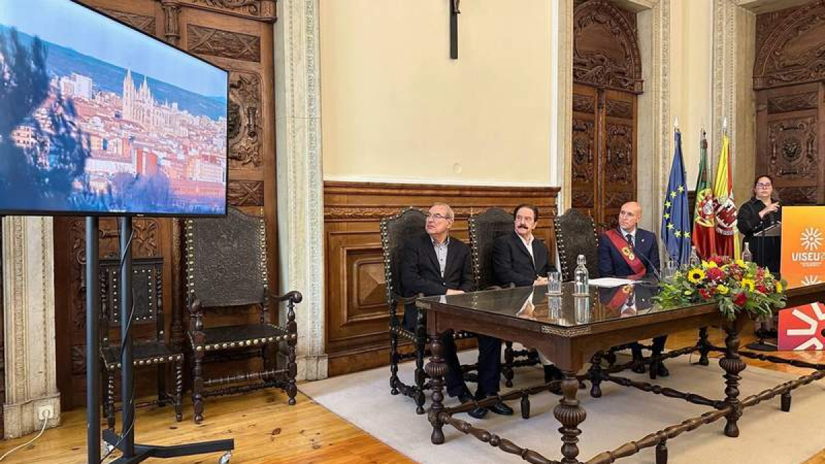 El historiador Nuno Gonçalves, el presidente de su Câmara de Viseu, Fernando Ruas, y Diez. DL