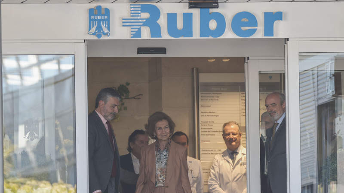 La reina emérita, a la salida de clínica Ruber. SERGIO PÉREZ