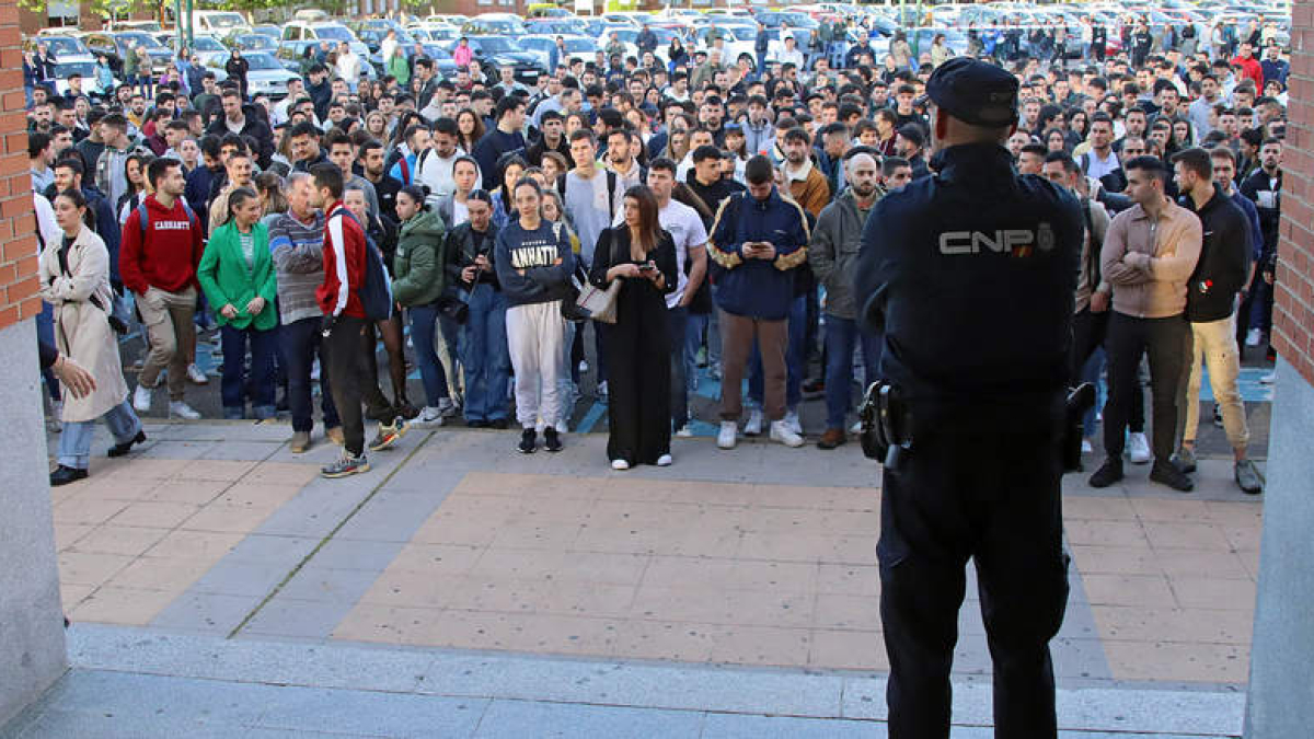 Aspirantes a la Policía Nacional, ayer a la puerta de la facultad de Ingenierías. ICAL