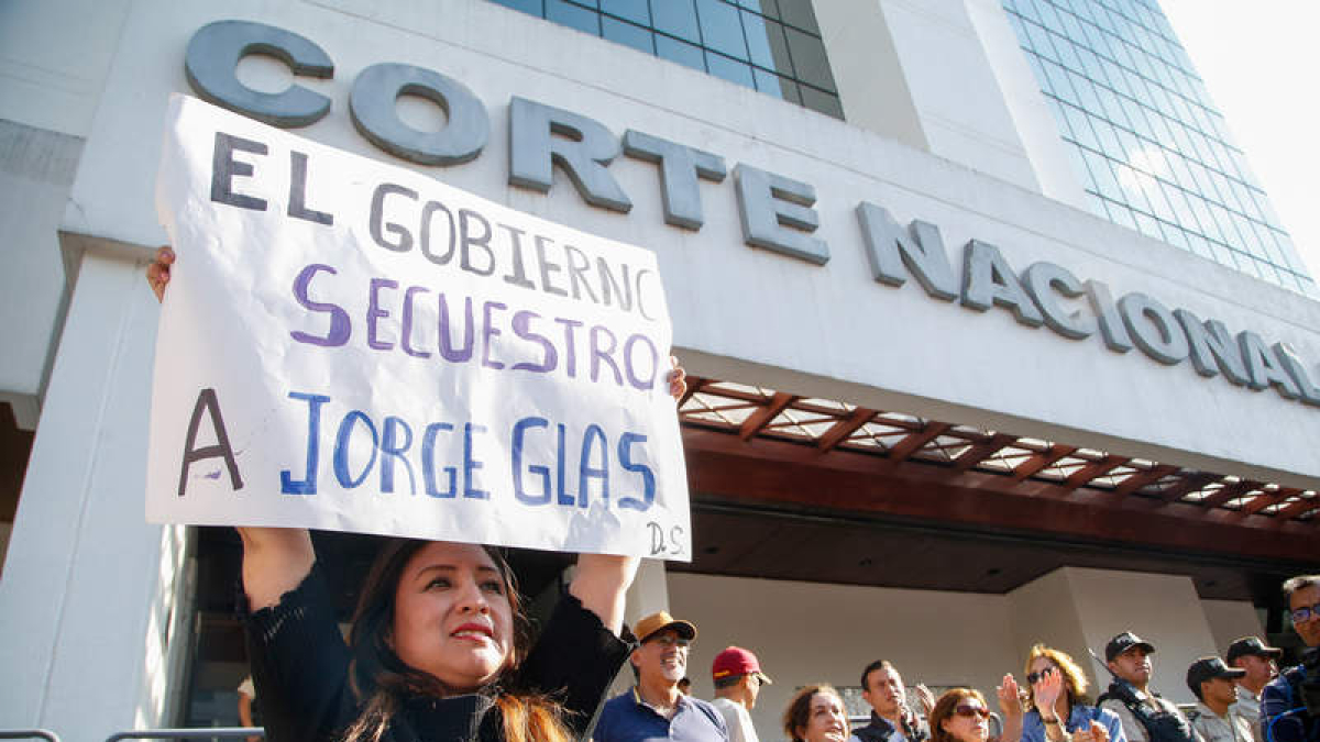 Simpatizantes del expresidente ante la CIJ.  SANTIAGO FERNÁNDEZ