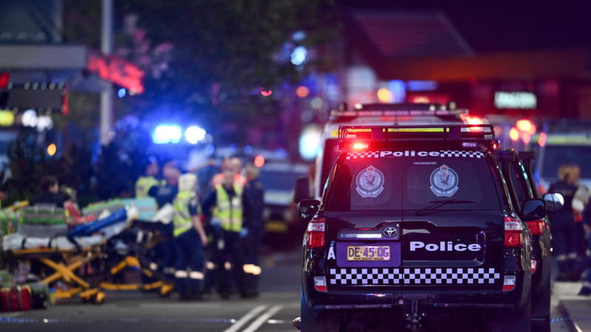 La policía de Sidney trabaja en los alrededores del centro comercial. STEVE MARKHAM