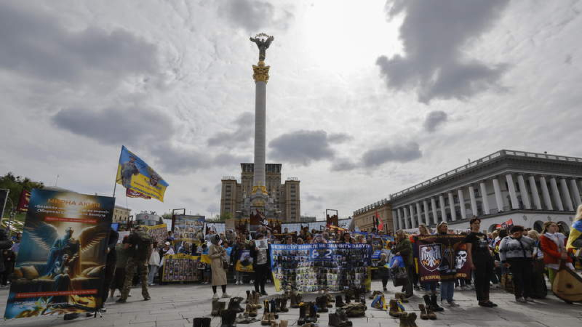 Manifestantes piden el fin de la guerra en Kiev, Ucrania. SERGEY DOLZHENKO