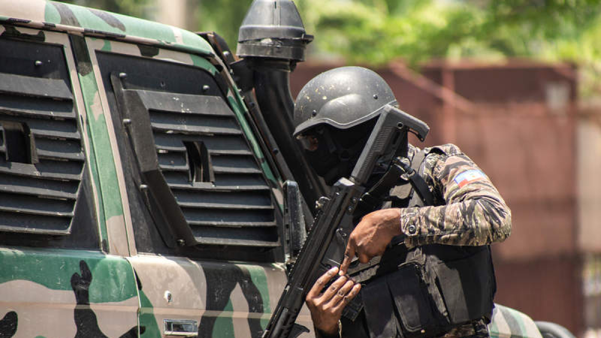 Agentes de la policía nacional haitiana enfrentan a las bandas en Puerto Príncipe junto al Palacio Nacional. MENTOR DAVID LORENS