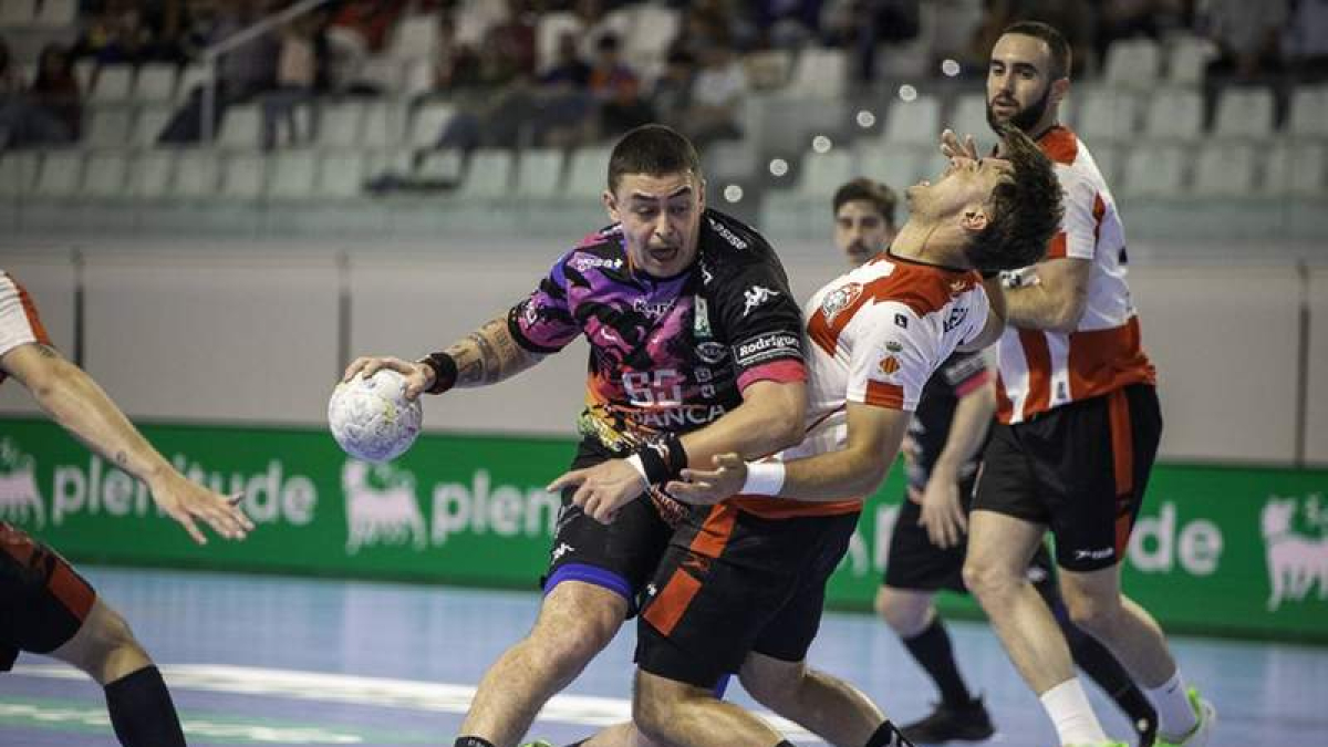 Santista, en una acción de ataque del Abanca Ademar frente al Puerto Sagunto. El brasileño anotó cinco goles para el plantel leonés en lapista valenciana. JUDITH AMIGO