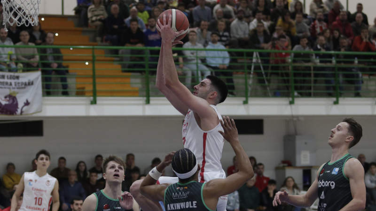 La Cultural perdió en la prórroga con el CB Tormes. FERNANDO OTERO