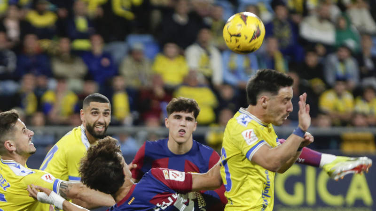 Joao Félix en el momento de anotar de chilena el 0-1. ROMÁN RÍOS