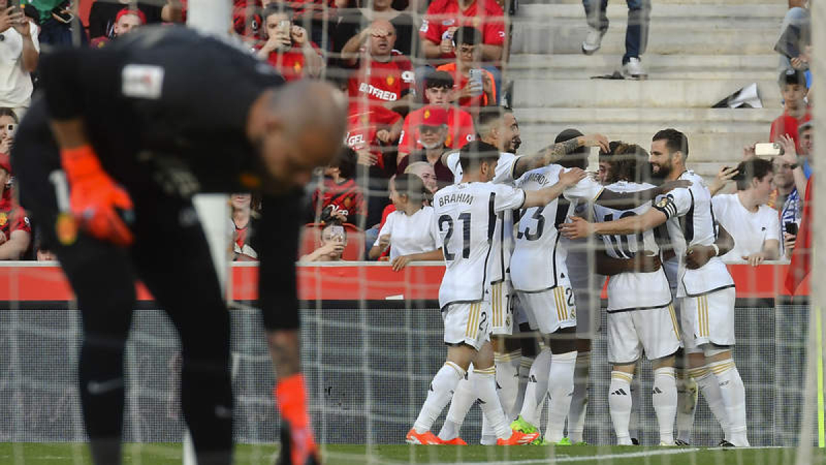 Tchouaméni es felicitado por sus compañeros tras anotar el gol del triunfo para el Real Madrid. BORRÁS