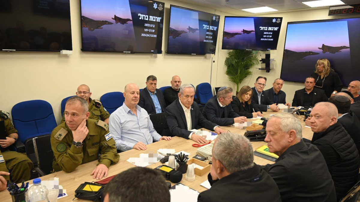 El primer ministro de Israel, Benjamin Netanyahu, convocó al Gabinete de Guerra con carácter de urgencia en la madrugada de este domingo en respuesta al ataque con drones y misiles iniciados por Irán contra su territorio.