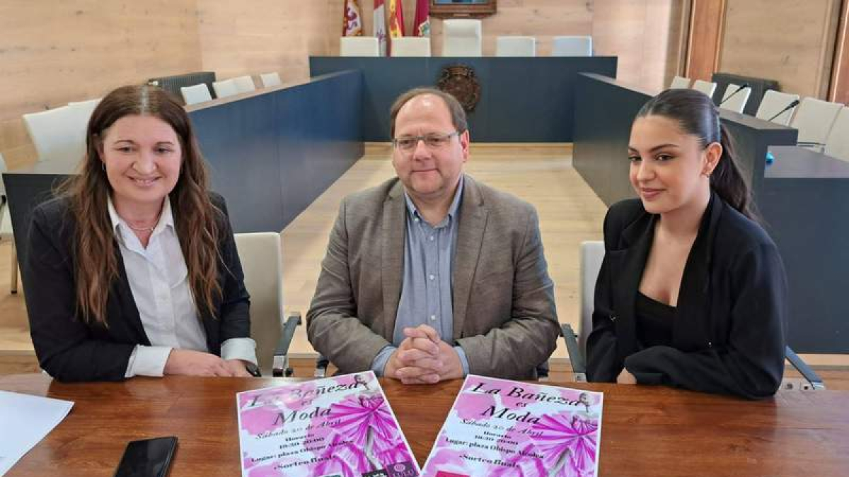 La concejala Elena Bailez, el alcalde, Javier Carrera, y la modelo bañezama Andrea Marqués. DL
