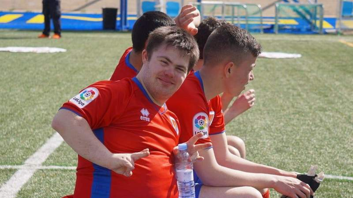 Un futbolista del Numancia hace el gesto de la victoria. DL
