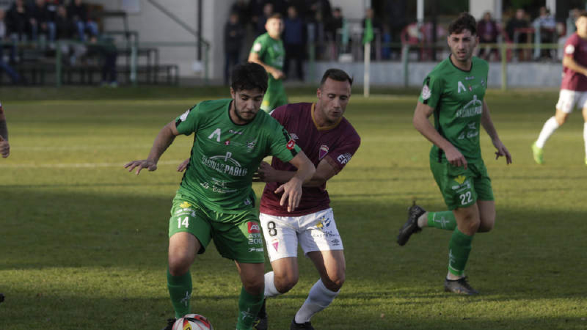 El Atlético Astorga no mereció caer derrotado frente al líder Real Ávila.  FERNANDO OTERO