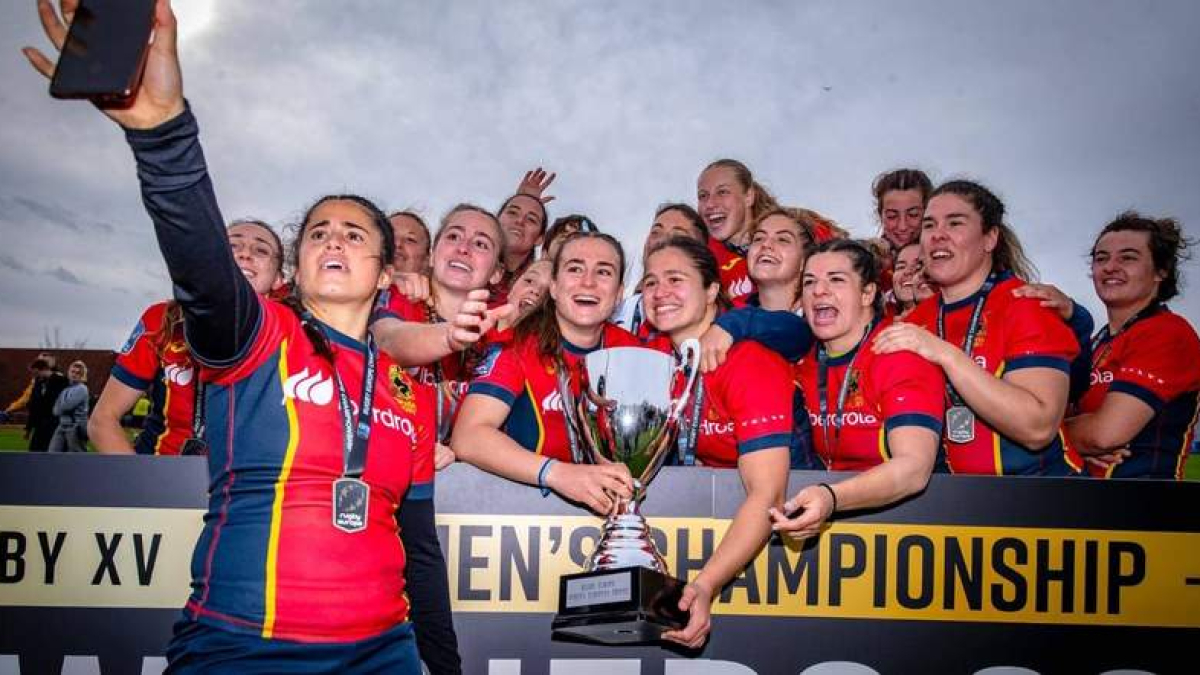 Sidorella Bracic, tercera por la derecha, celebra el éxito del XV español. RFER