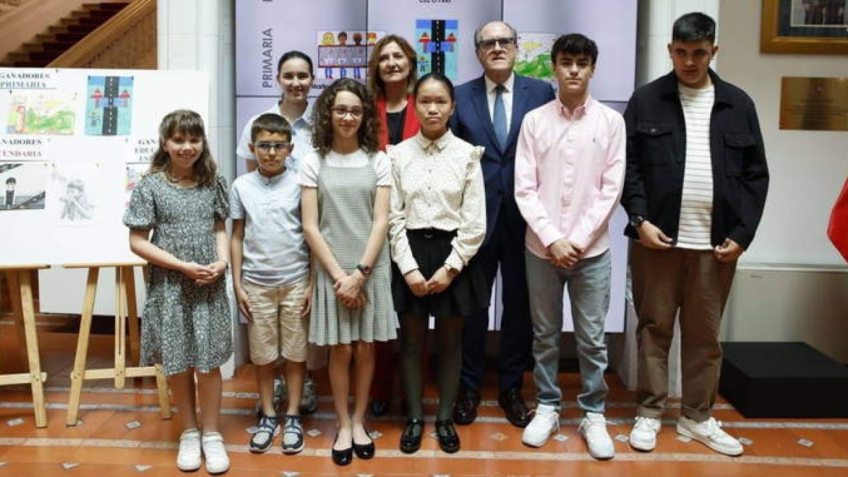 Los siete premiados, entre ellos el estudiante leonés, acudieron a Madrid a recibir el galardón de manos del Defensor del Pueblo. DL
