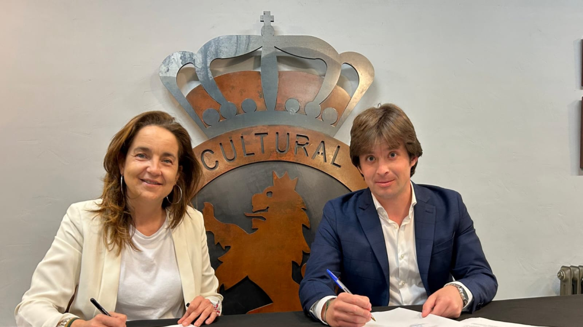 Natichu Alvarado y José Manzanera durante la firma de renovación del director deportivo por una temporada con opción a otra más.