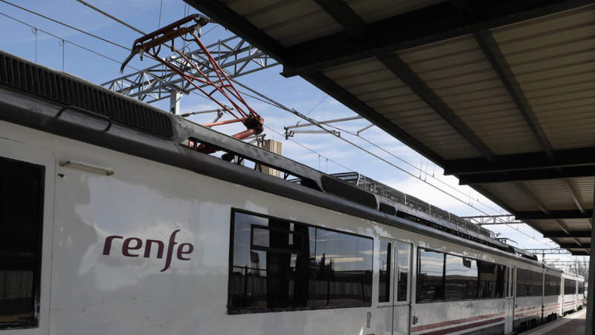 Un tren en la estación de León.  MARCIANO PÉREZ