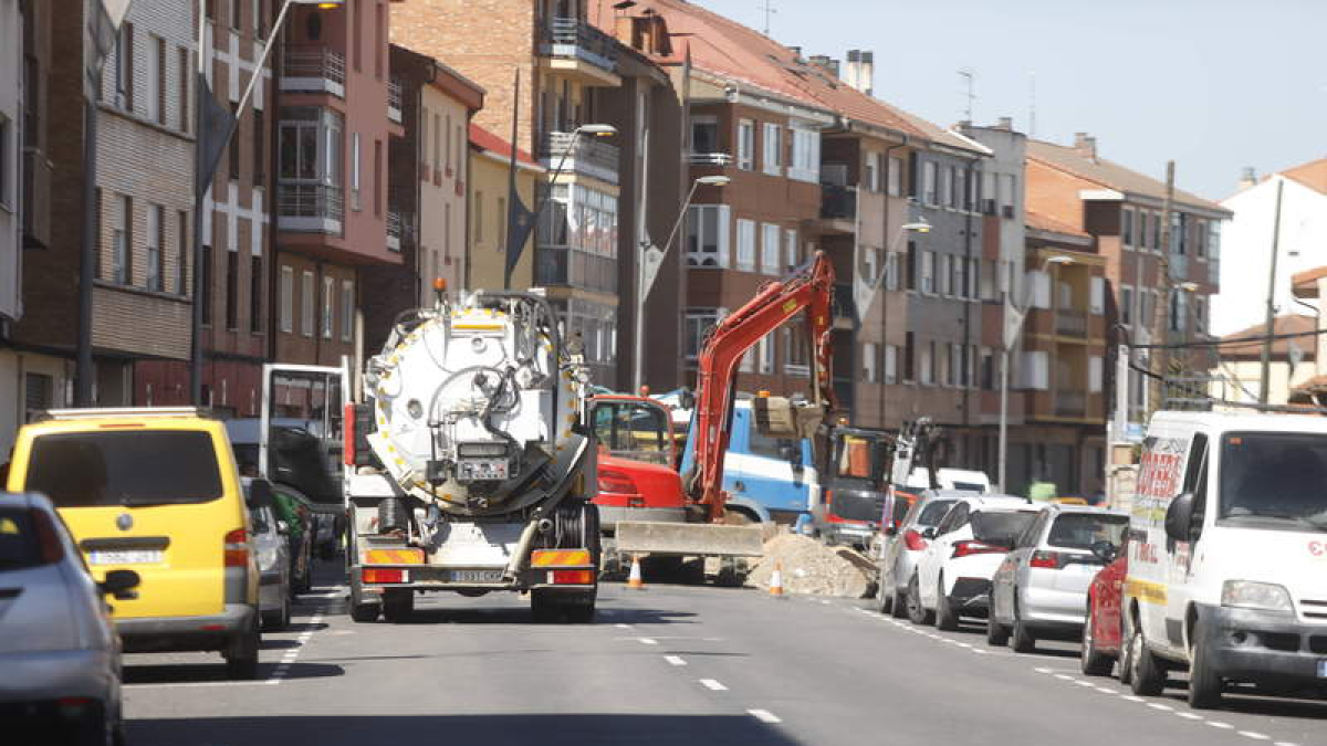La avenida de San Andrés está cerrada al tráfico por obras.  RAMIRO