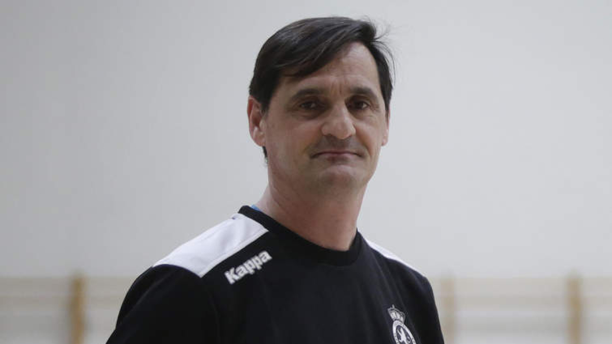 Luis Castillo, entrenador de la Cultural Baloncesto.  FERNANDO OTERO