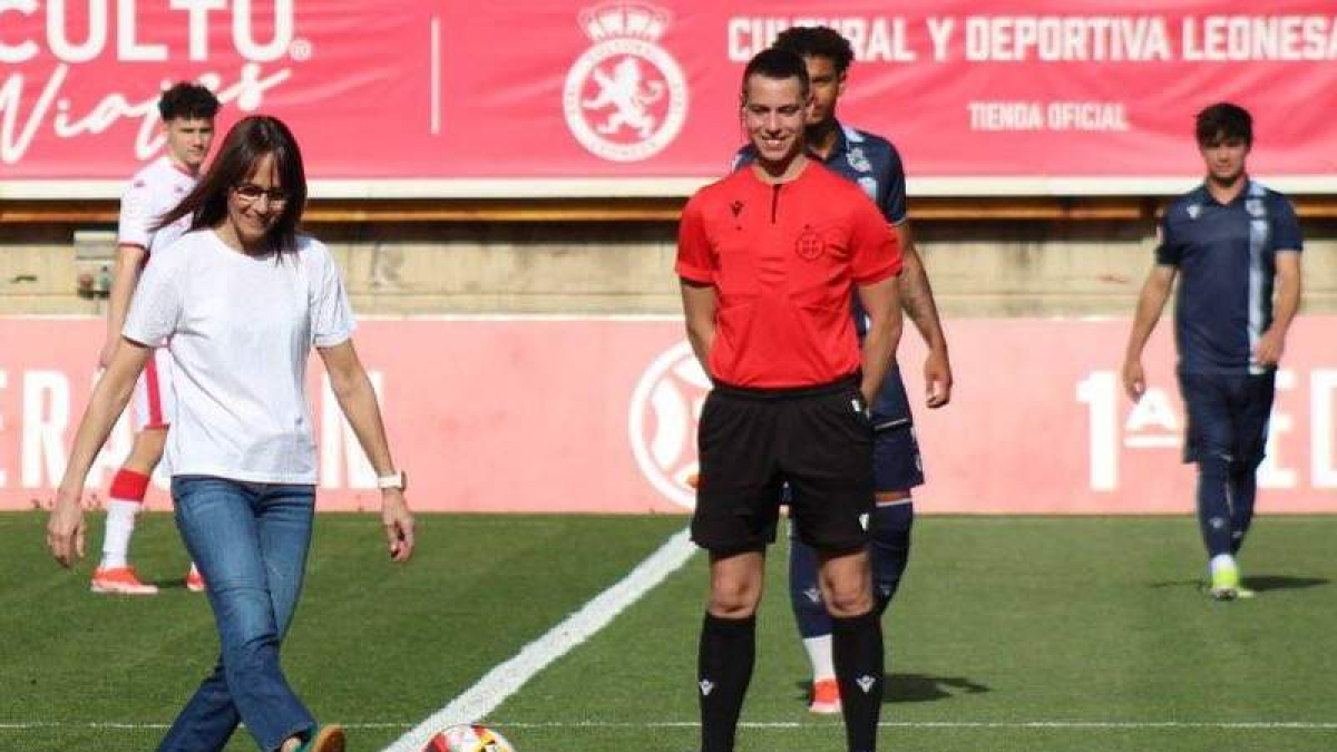 Marta Álvarez Gago realiza el saque de honor en el Reino de León.  DL