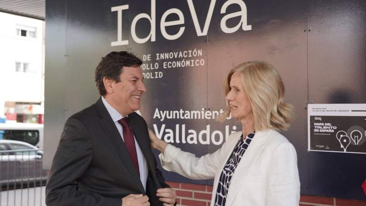 El consejero de Economía y Hacienda junto a la presidenta de la Fundación Cotec para la innovación.  RUBEN CACHO