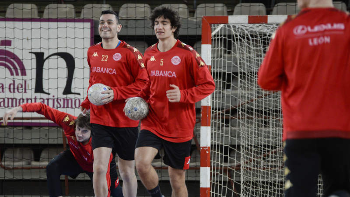 El gran momento por el que atraviesa el portero Álvaro Pérez se pondrá a prueba en la pista del Palau.  MARÍA FUENTES