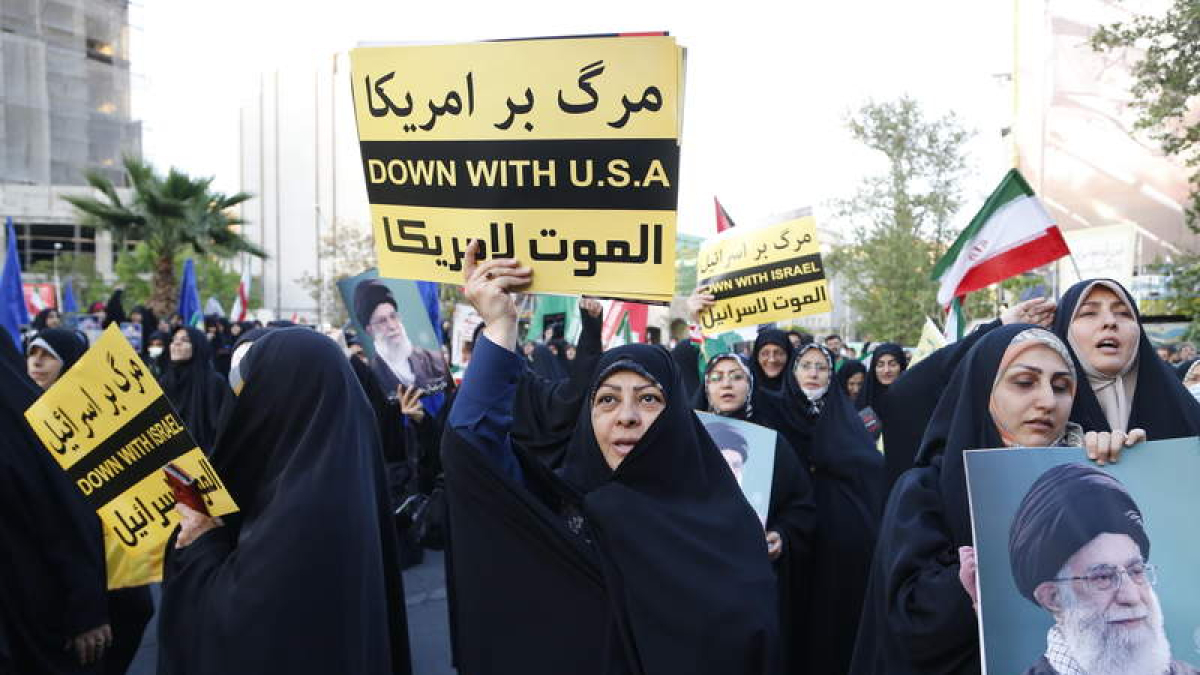 Simpatizantes del régimen iraní celebran el ataque contra Israel.  ABEDIN TAHERKENAREH