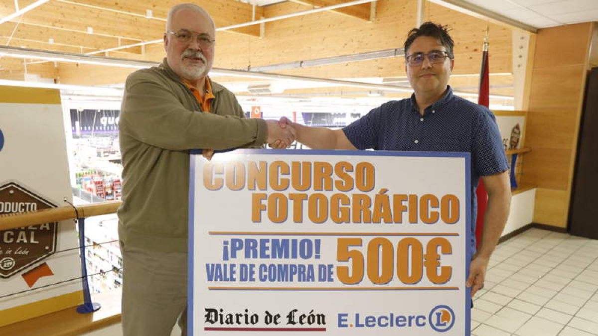 El gerente de E.Leclerc y Miguel Ángel Sánchez, durante la entrega del premio, ayer. RAMIRO