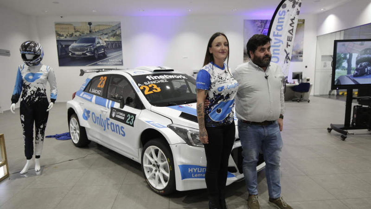 Alba Sánchez junto a Roberto Rodríguez (Lemauto) en la presentación del Hyundai i20 R5 con el que disputa el Nacional.  FERNANDO OTERO