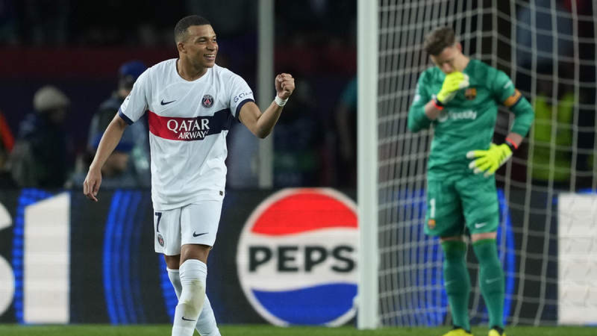 Mbappé celebra su gol de penalti que suponía el momentáneo 1-3 para el PSG.  ALEJANDRO GARCÍA