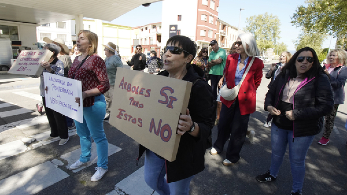 Los vecinos de la pedanía ponferradina de Columbrianos cortan la avenida de Asturias en protesta por las obras que se están llevando a cabo en las aceras del barrio