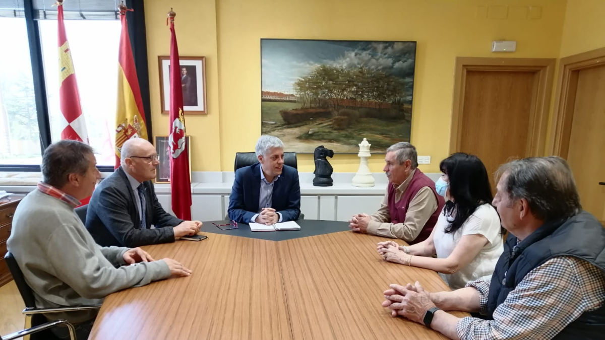 Reunión del delegado de la Junta con la plataforma del soterramiento.