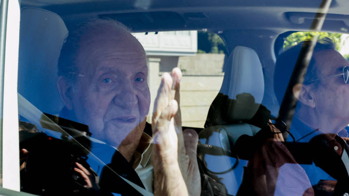 El rey emérito Juan Carlos saluda a su llegada este miércoles a la casa de su amigo Pedro Campos, en Sanxenxo.