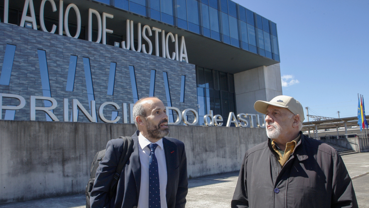 El ex sacerdote Jesús María Menéndez, conocido como Padre Chus, conversa con su abogado, javier Dapena (i) este miércoles a su llegada a los juzgados de Gijón.