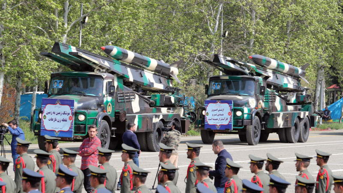 El desfile militar celebrado en Irán ayer.  ABEDIN TAHERKENAREH