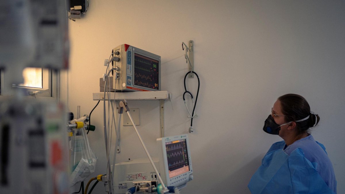 Una enfermera trabaja en la Unidad de Cuidados Intensivos (UCI).