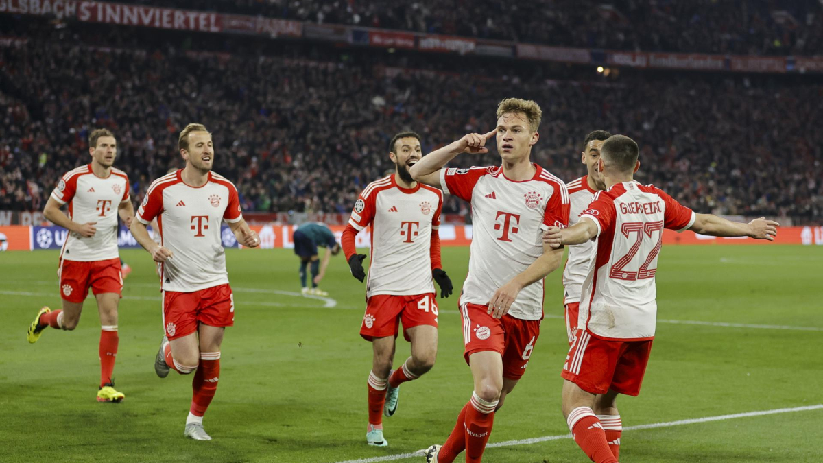 El jugador del Bayern Múnich Joshua Kimmich (3-d) celebra el gol decisivo durante el partido de vuelta de cuartos de final que han jugado Bayern Munich y Arsenal en Múnich, Alemania). EFE/EPA/RONALD WITTEK
