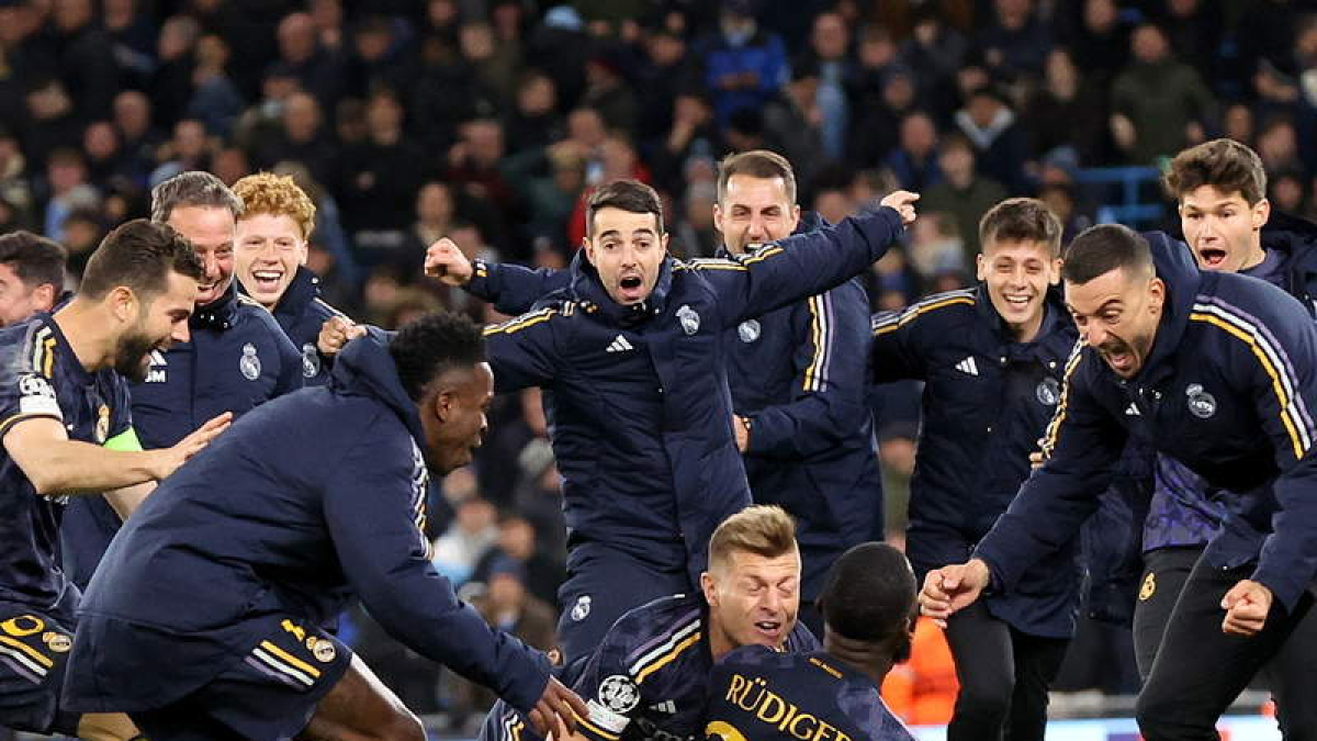 Los jugadores del Real Madrid celebran el pase a semifinales de la Champions tras derrotar en la tanda de penaltis al City. VAUGHAN