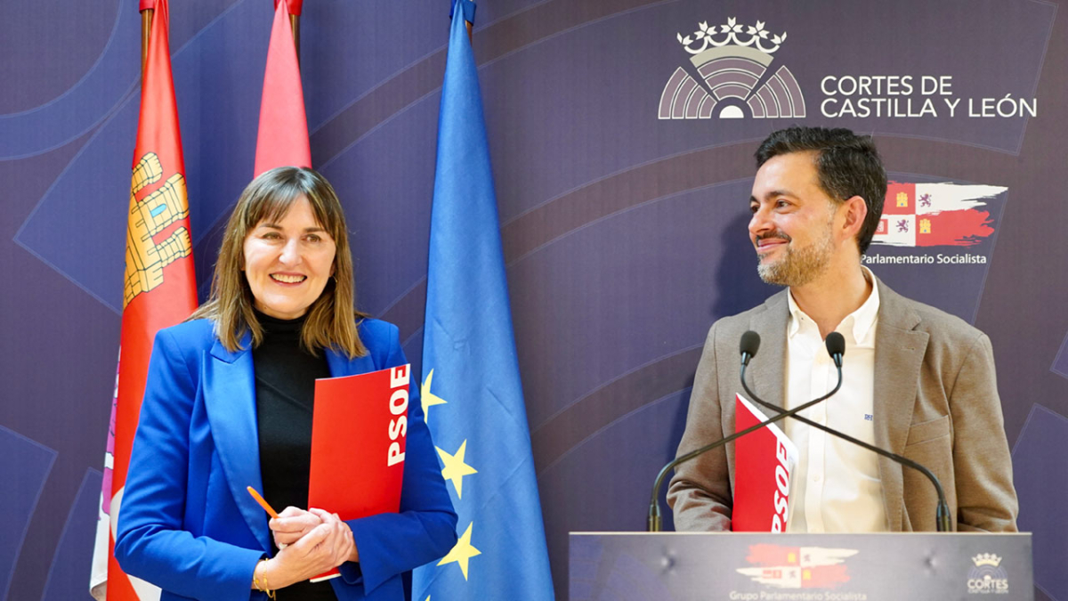 Los procuradores socialistas por León, Diego Moreno y Yolanda Sacristán, informan en rueda de prensa sobre la iniciativa que el GPS defenderá en las Cortes de Castilla y León para la protección, la promoción y el uso del leonés.