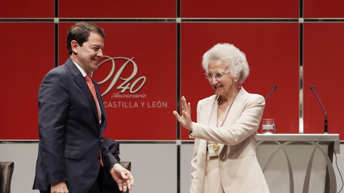 Alfonso Fernández Mañueco entrega el premio a Margarita Morais.