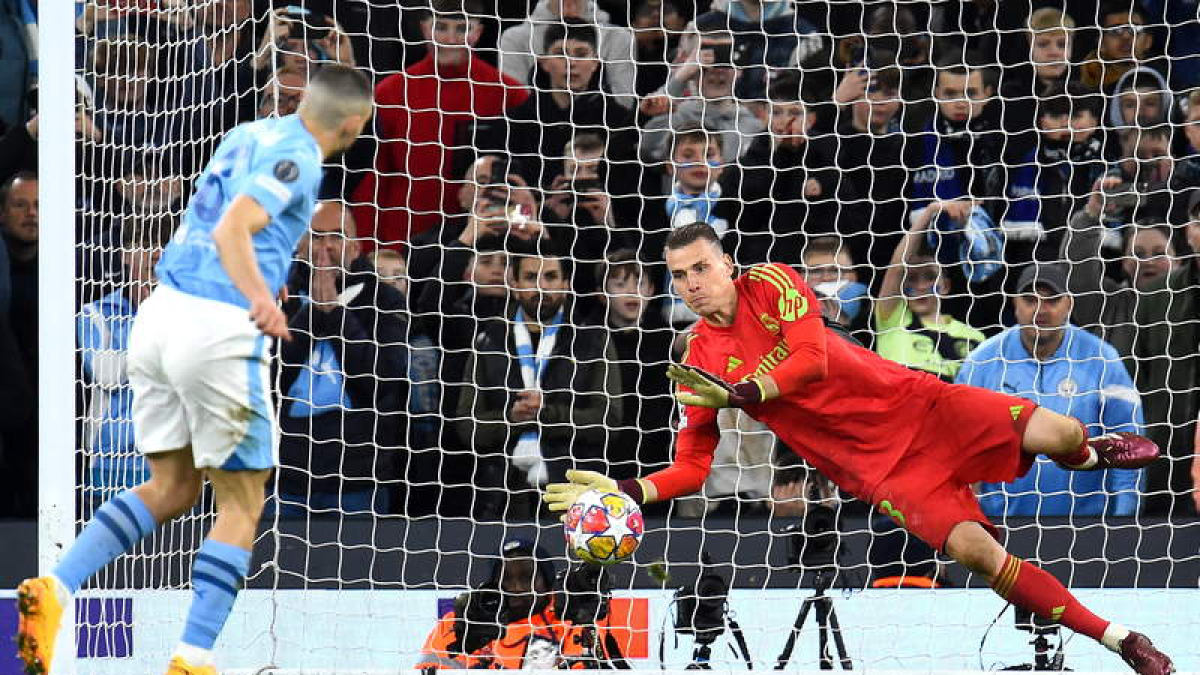 Andriy Lunin, durante la tanda de penaltis ante el City.  PETER POWELL