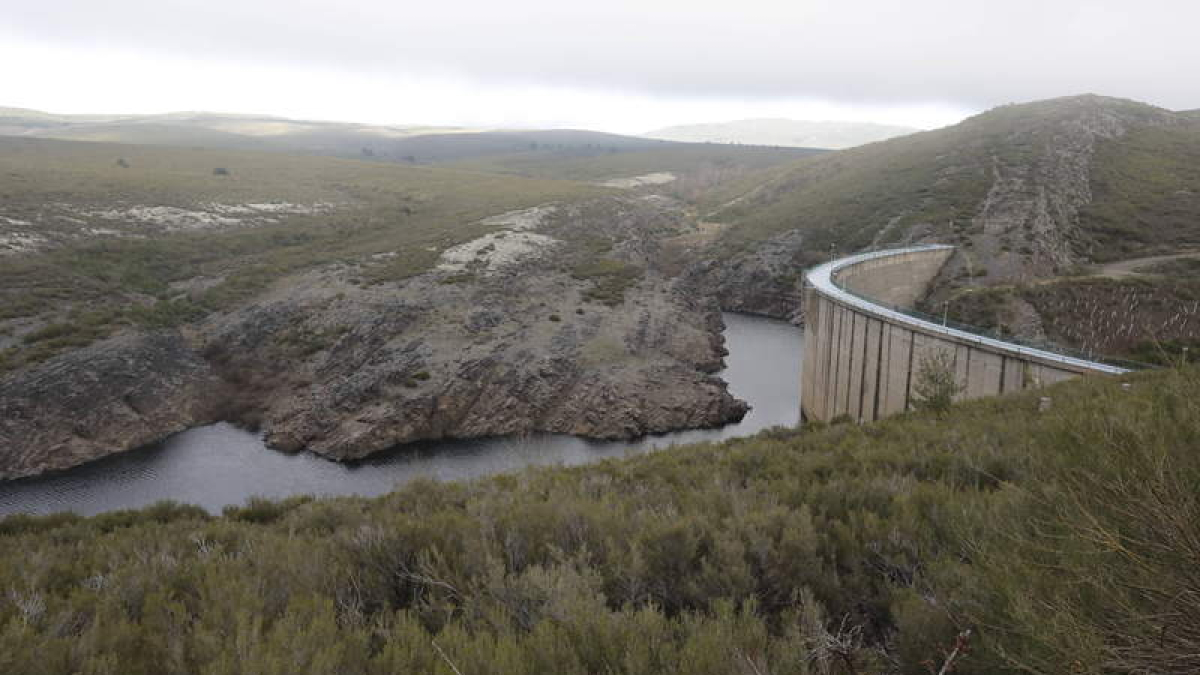 Imagen del pasado mes de diciembre de la presa de Villagatón. RAMIRO