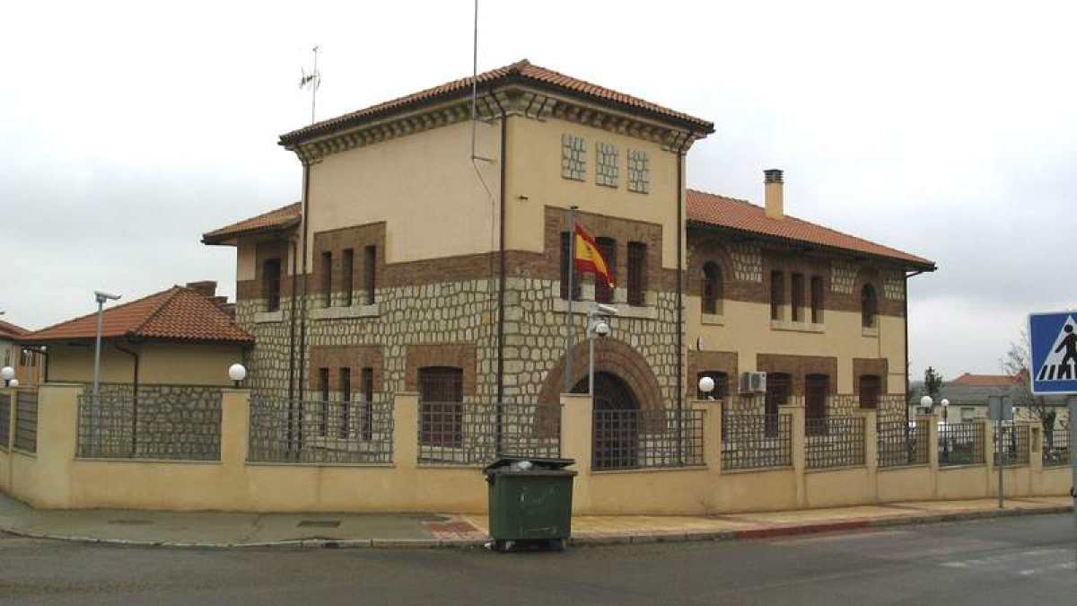 Imagen del cuartel de la Guardia Civil de Sahagún, pendiente de una actuación. ACACIO
