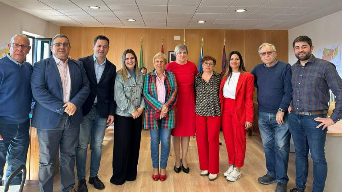 Las dos concejalas fueron arropadas por sus compañeros de partido, y por el secretario en León.  DL